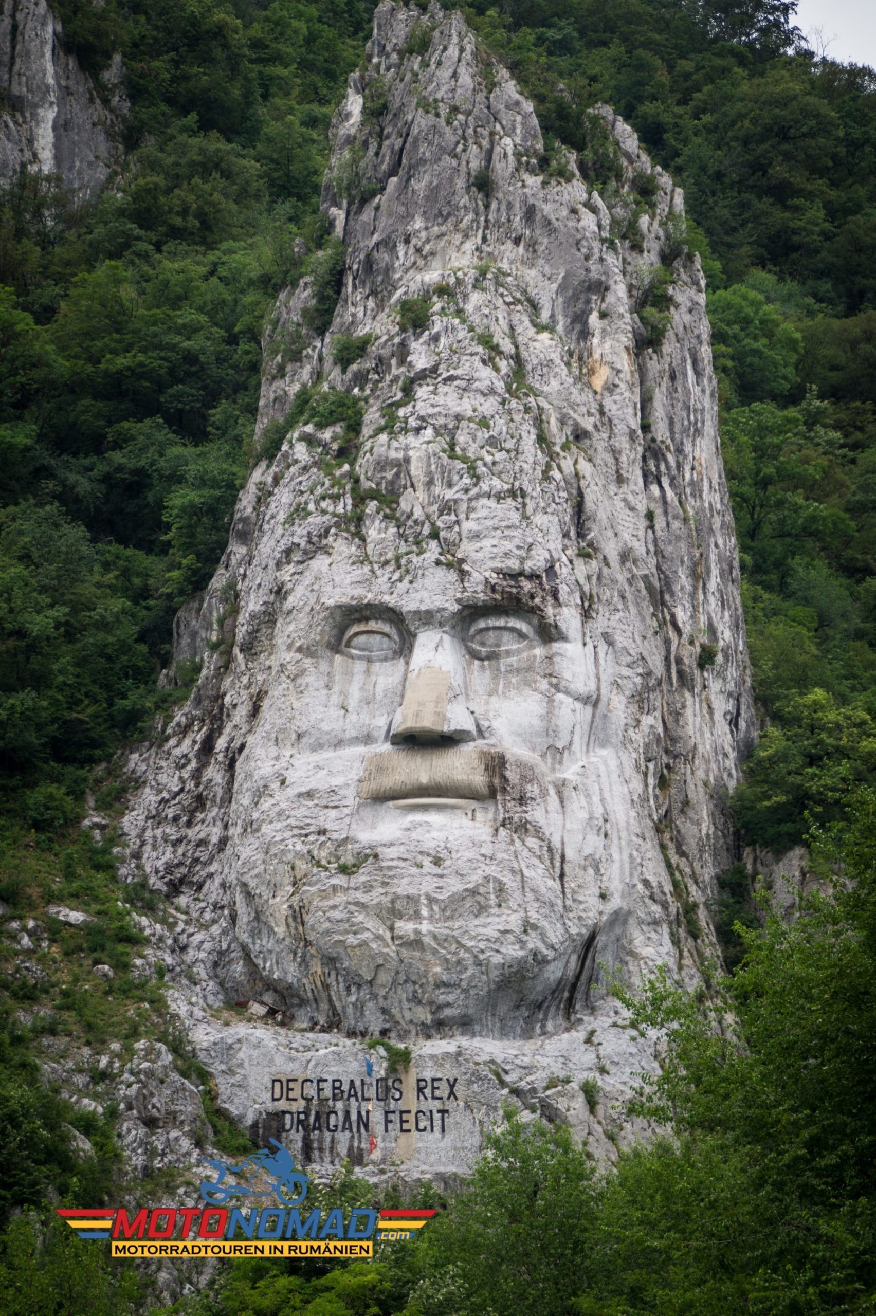 Decebal-Felsenstatue im Donaukessel an der Donau, ein Highlight der Motorradtour durch die Donauschlucht in Rumänien